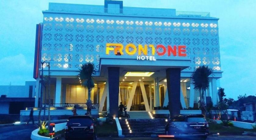 Front One Hotel Pamekasan Madura Экстерьер фото