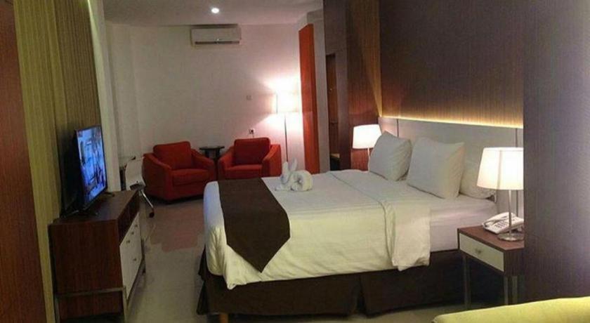 Front One Hotel Pamekasan Madura Экстерьер фото