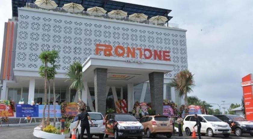 Front One Hotel Pamekasan Madura Экстерьер фото