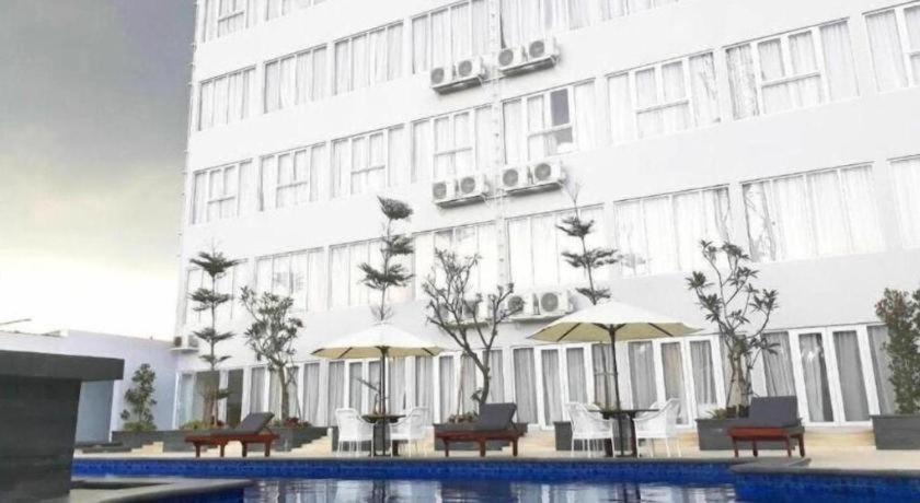 Front One Hotel Pamekasan Madura Экстерьер фото