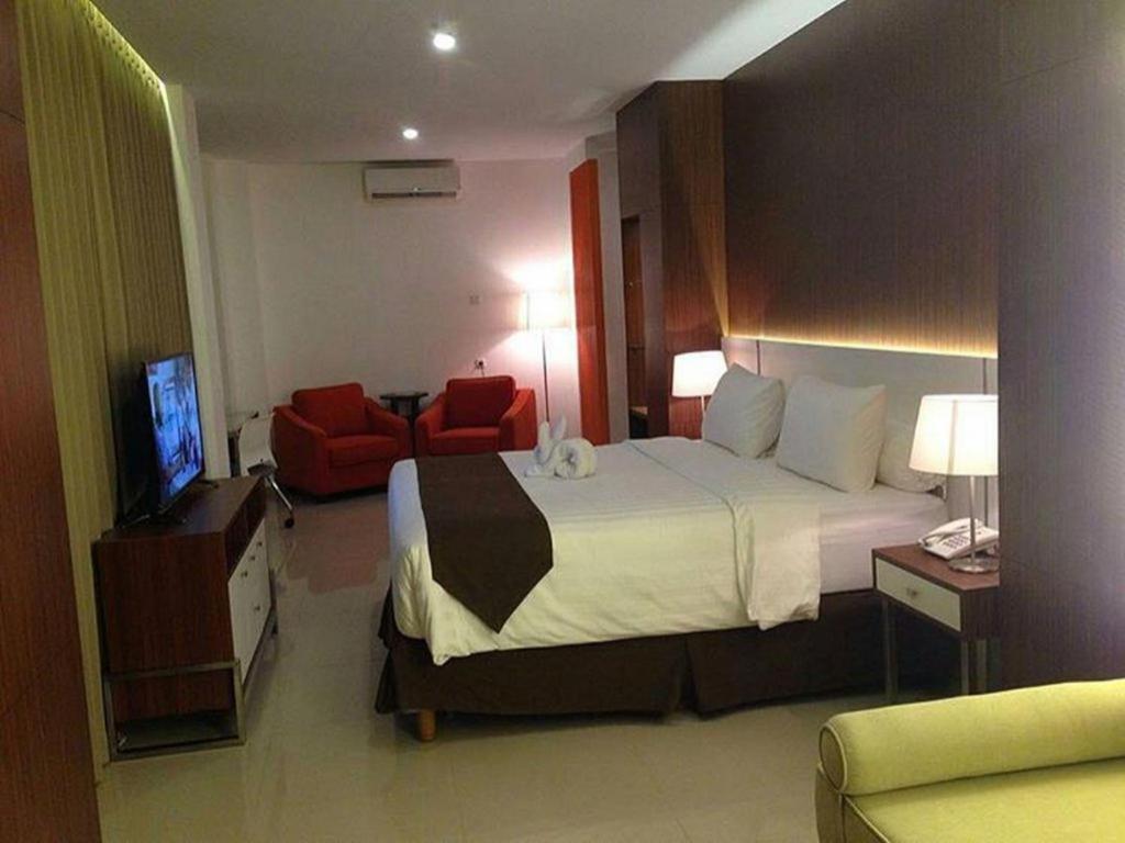 Front One Hotel Pamekasan Madura Экстерьер фото