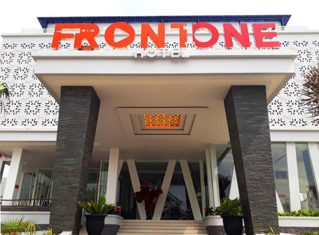 Front One Hotel Pamekasan Madura Экстерьер фото