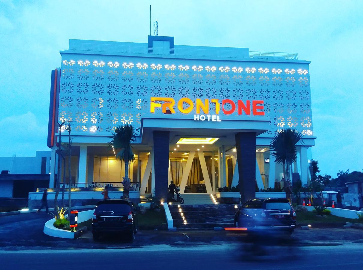 Front One Hotel Pamekasan Madura Экстерьер фото