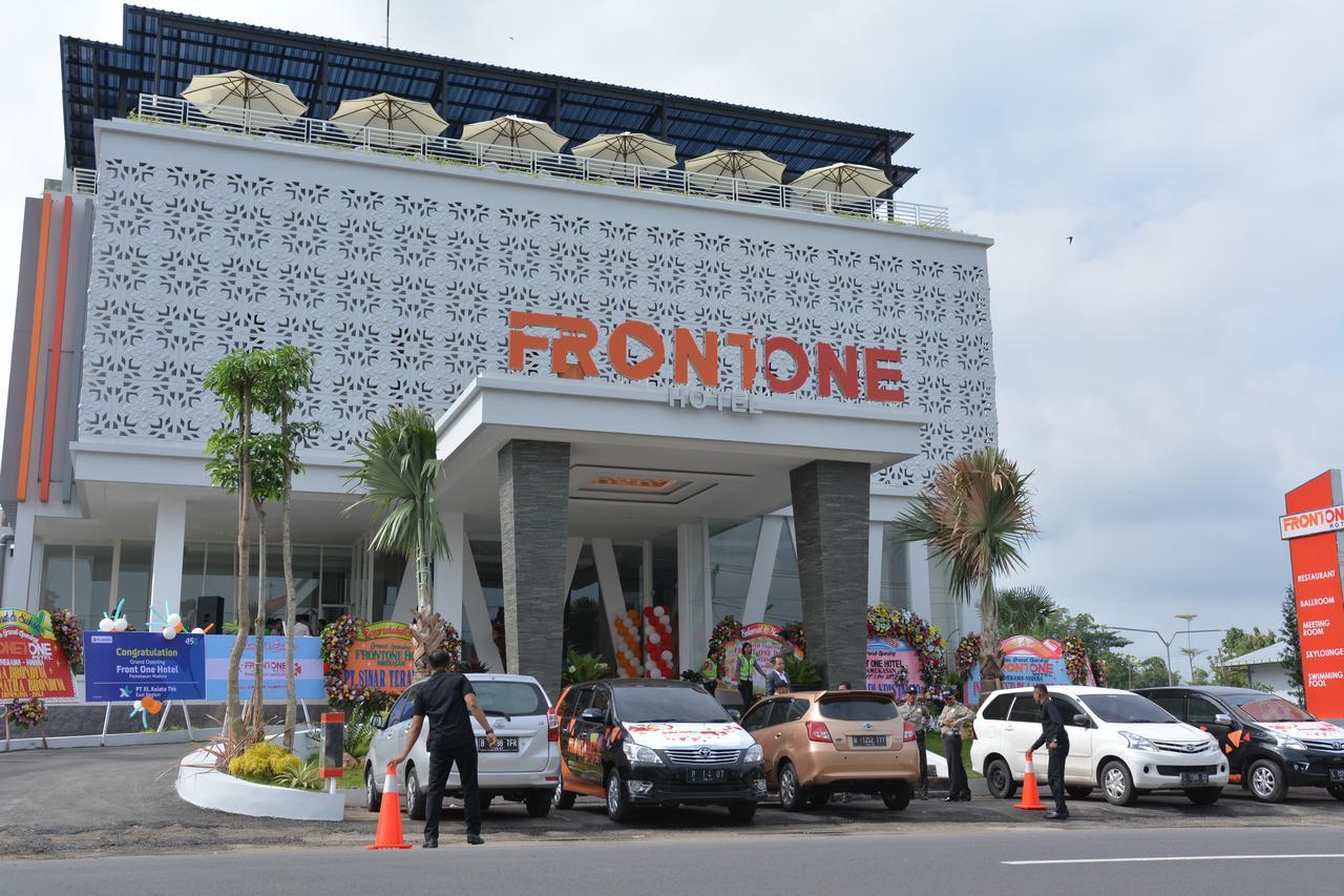 Front One Hotel Pamekasan Madura Экстерьер фото