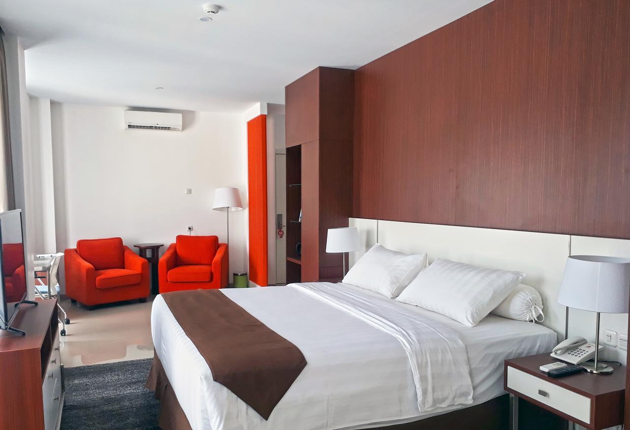 Front One Hotel Pamekasan Madura Экстерьер фото