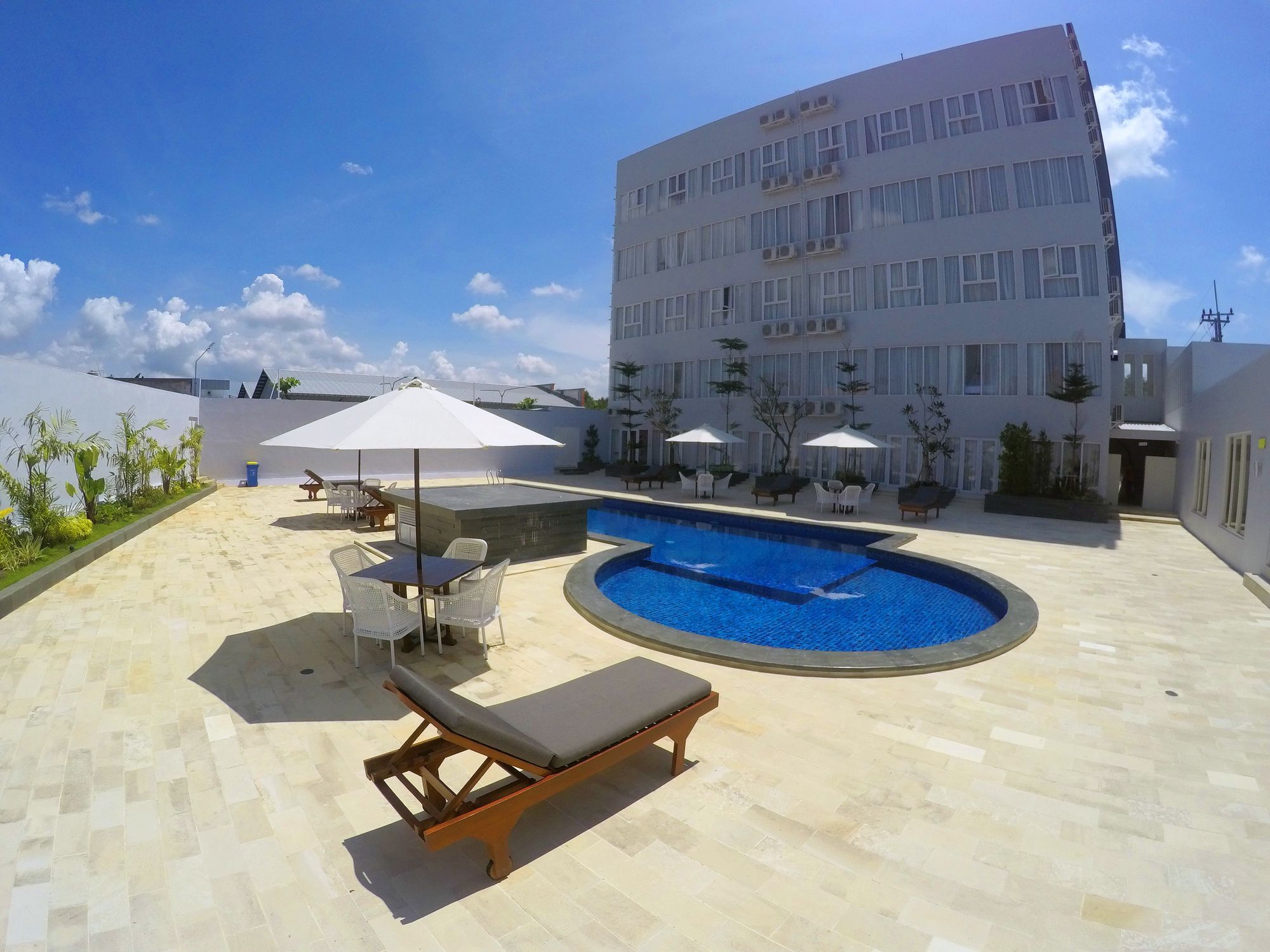 Front One Hotel Pamekasan Madura Экстерьер фото