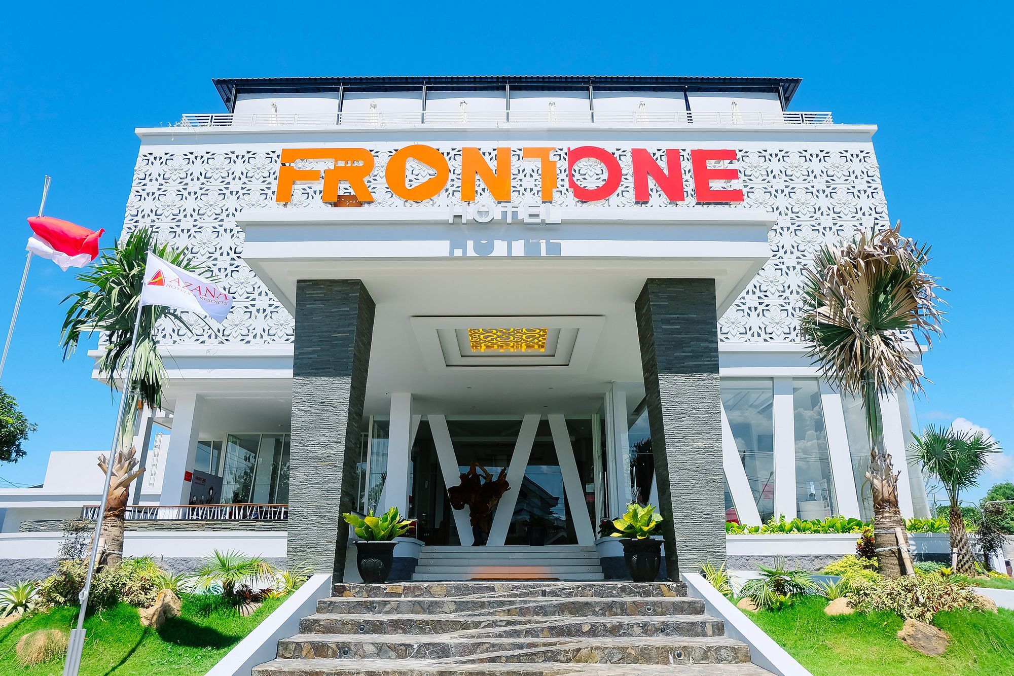 Front One Hotel Pamekasan Madura Экстерьер фото